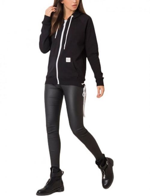 čierna mikina s kapucňou