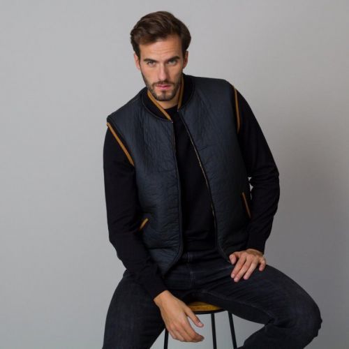 Pánska vesta čiernej farby s lemovaním 12359