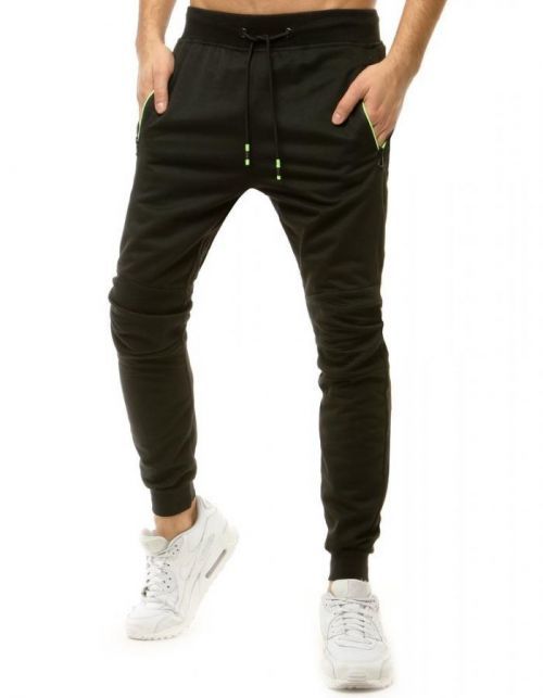 Čierne teplákové nohavice.