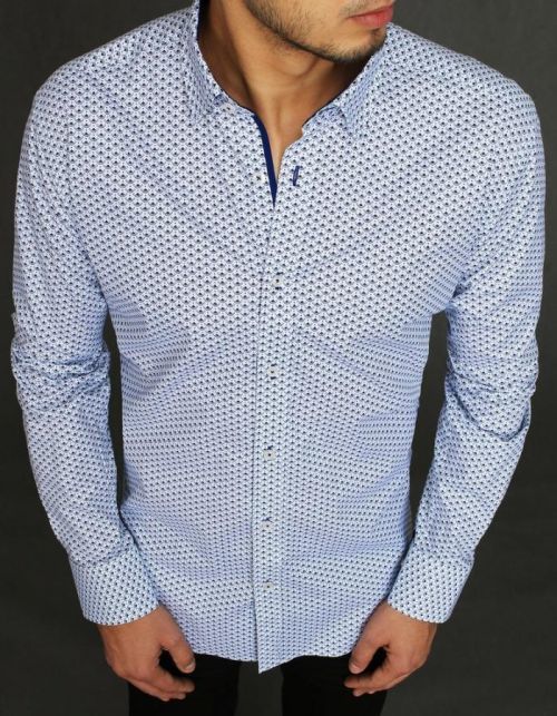 Vzorovaná biela košeľa.