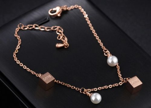 Oceľový náramok medenej farby - perleťové guličky, lesklé kocky s nápisom 