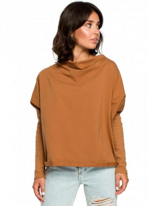 B094 Oversized top with a back V-neck  EU S / M karamel