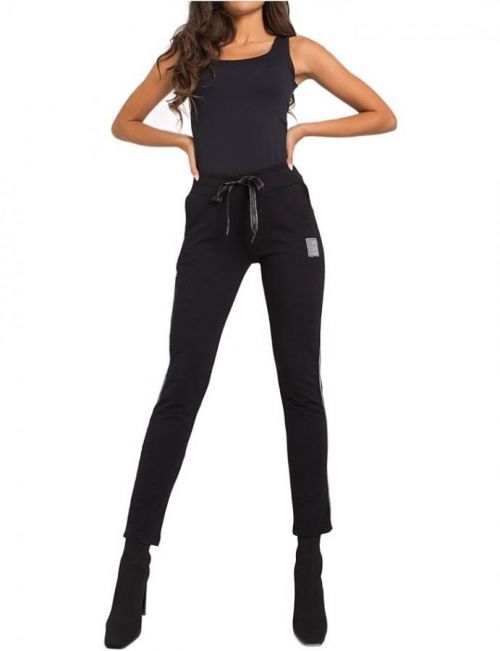 čierne tepláky s aplikáciou na stehne