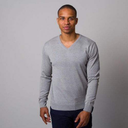 Pánsky sveter sivej farby s hladkým vzorom 12813