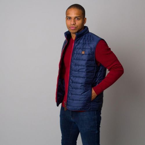 Pánska prešívaná vesta tmavomodrej farby s lesklým povrchom 13112