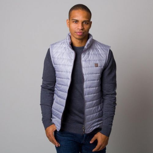 Pánska prešívaná vesta striebornej farby s lesklým povrchom 13113