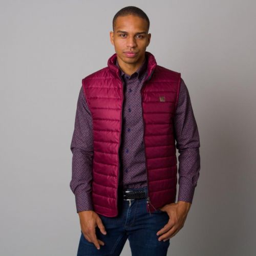 Pánska prešívaná vesta bordovej farby s lesklým povrchom 13114