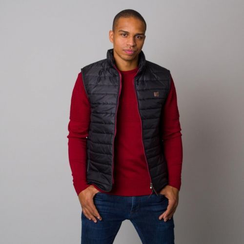 Pánska prešívaná vesta čiernej farby s lesklým povrchom 13115