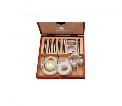 Vibrátor v realistickém tvaru penisu, s výrazným, silným žaludem, žilovitým