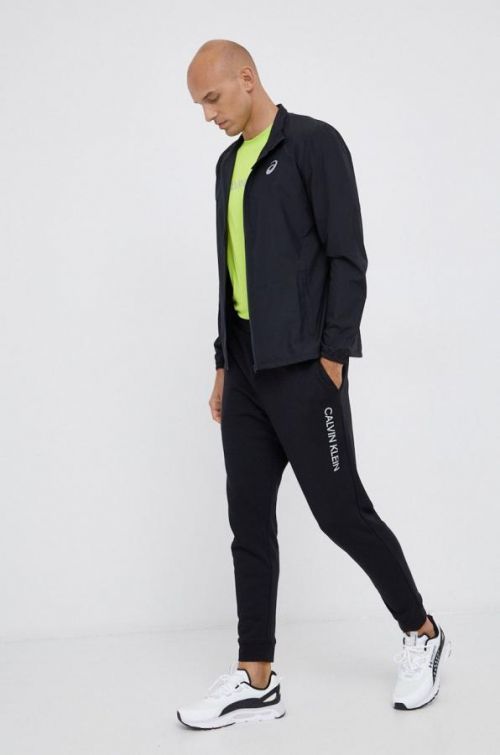 Bežecká bunda Asics čierna farba, prechodná,