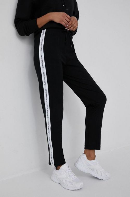 Tepláky Calvin Klein Jeans dámske, čierna farba, s nášivkou