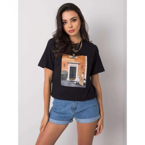 Black t-shirt with a fashion print