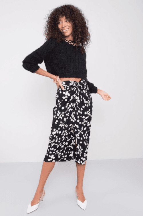 Dámska kvetinová sukňa 15423 - BSL S čierna s kvetinami