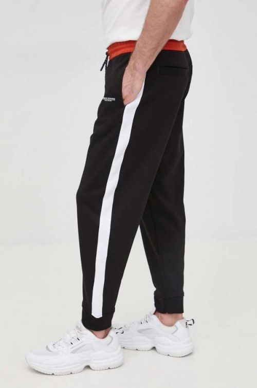 Bavlnené tepláky Armani Exchange pánske, čierna farba, s potlačou