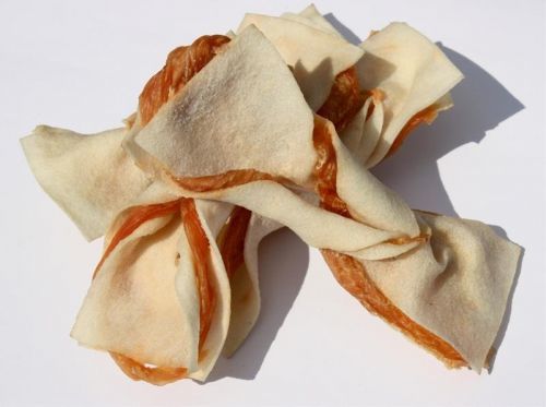 Pamlsok Salač Motýlik z byvolej kože s kuracím mäsom 100 g