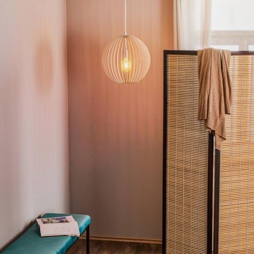 Závesná lampa Paz z drevených lamiel, guľa Ø 42 cm