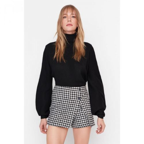 Trendyol Black Crowbar Pattern Shorts