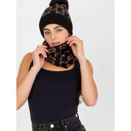 Patterned black and camel winter chimney