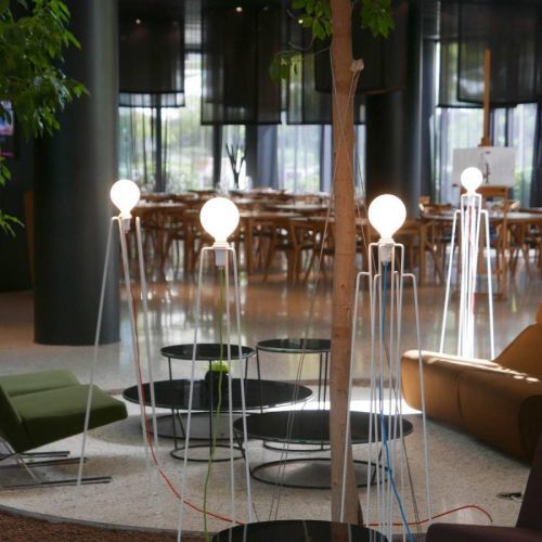 GRUPA Model M2 stojaca LED biela, kábel červená