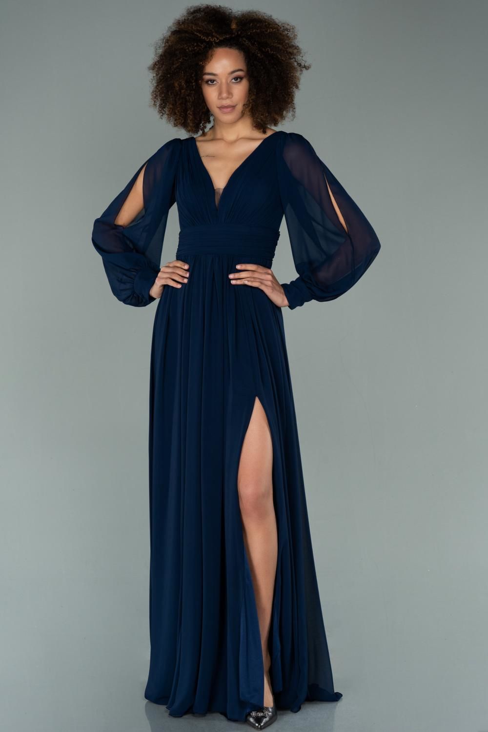 Tmavomodré spoločenské šaty s balónovými rukávmi Veľkosť: M