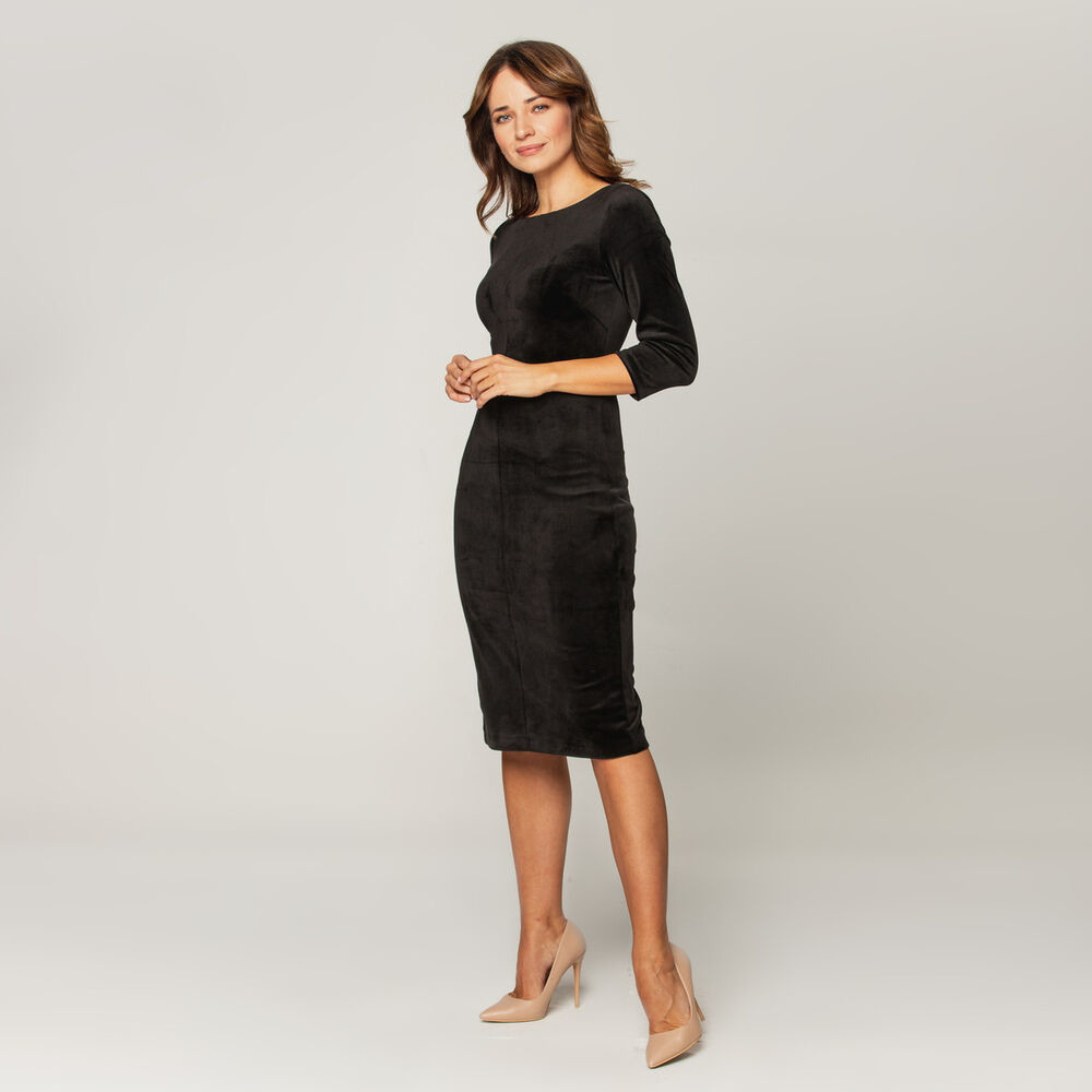 Elegantné zamatové šaty čiernej farby s 3/4 rukávmi 14810