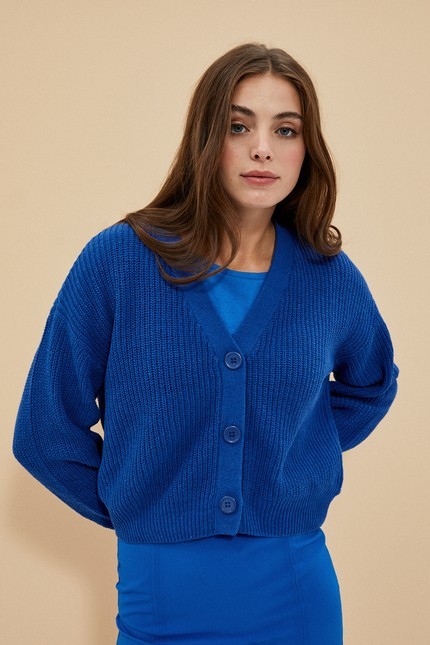 Short cardigan fastened with buttons