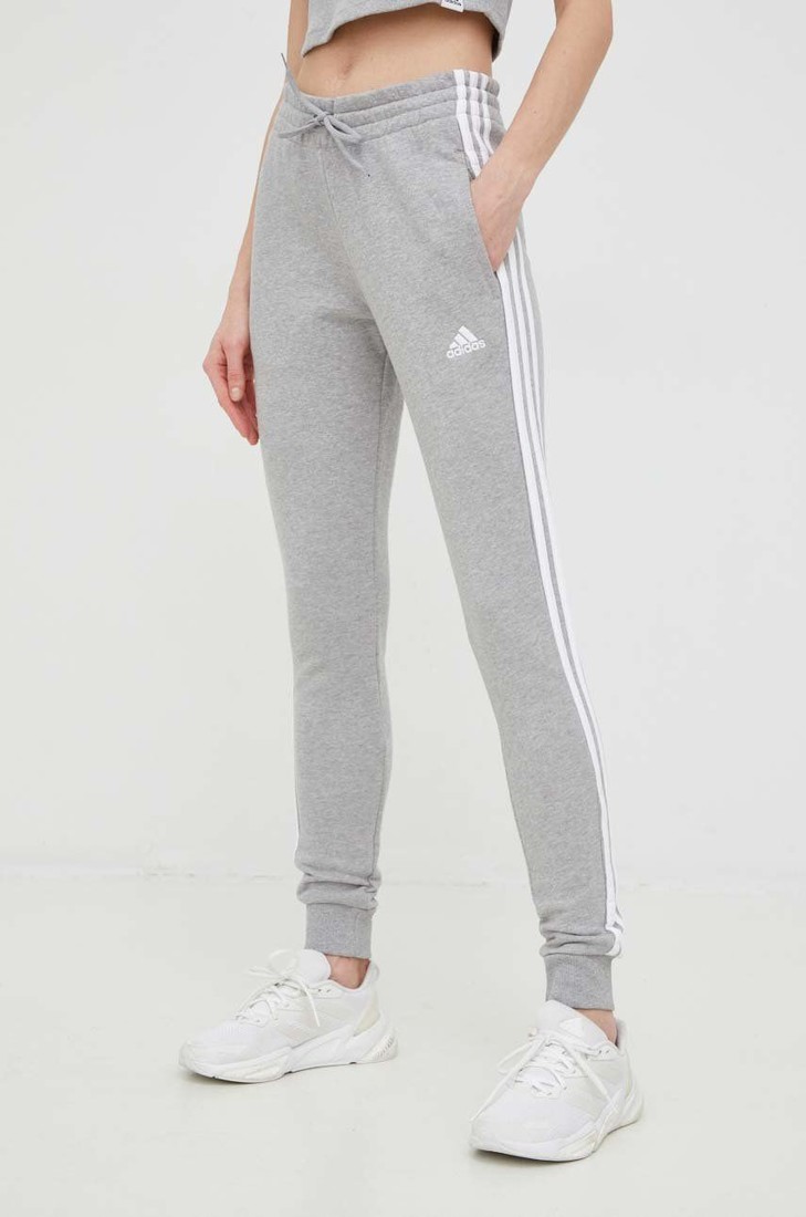 Bavlnené tepláky adidas dámske, šedá farba, s nášivkou