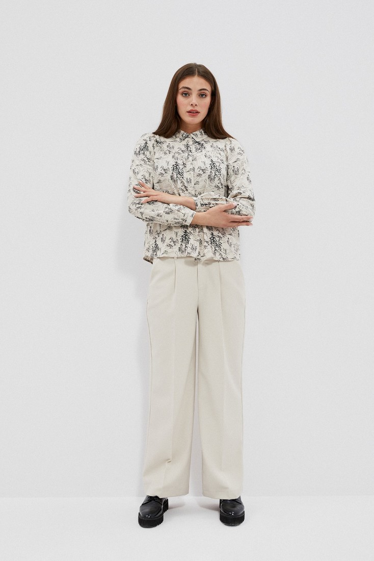 Wrinkled trousers with wide legs