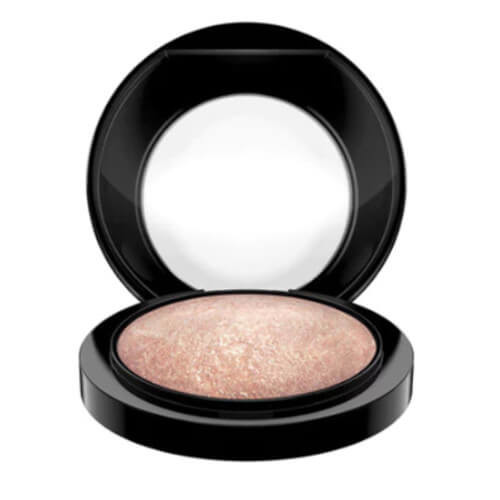 MAC Luxusný zapečený rozjasňujúci púder ( Mineral ize Skinfinish) 10 g Cheeky Bronze