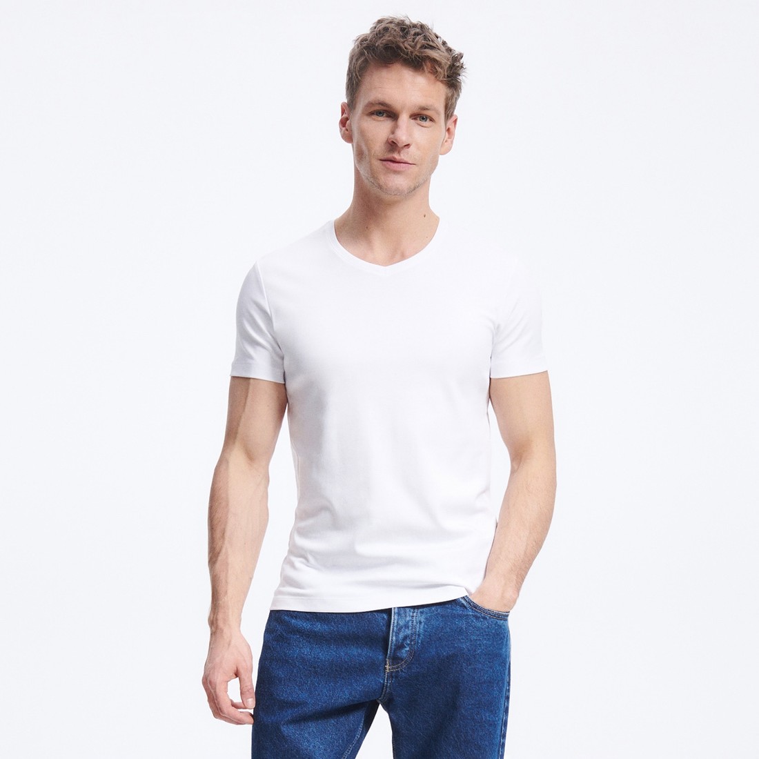 Reserved - Tričko slim fit s véčkovým výstrihom - Biela