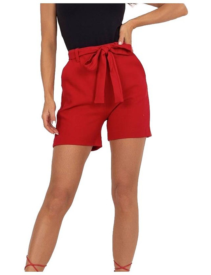 červené elegantné šortky s opaskom