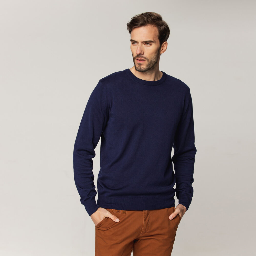 Pánsky sveter tmavomodrej farby s hladkým vzorom 15197