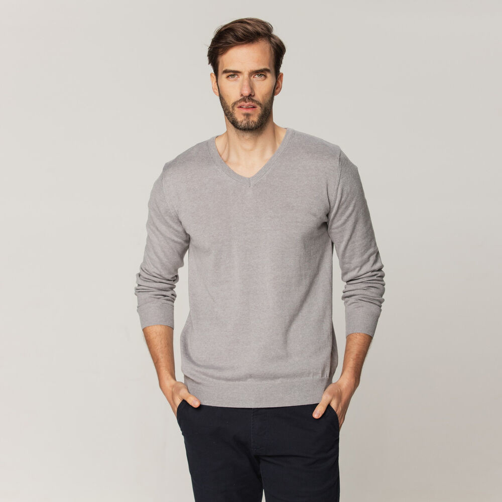 Pánsky sveter v svetlosivej farbe s hladkým vzorom 15205