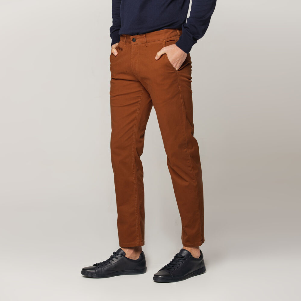 Pánske nohavice chinos hnedej farby s hladkým vzorom 15214