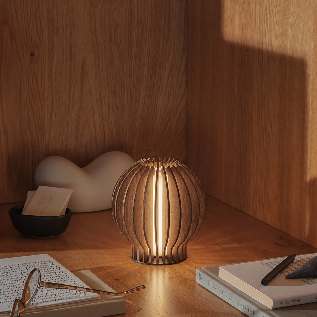 EVA Solo Radiant LED lampa na batérie široká tmavá