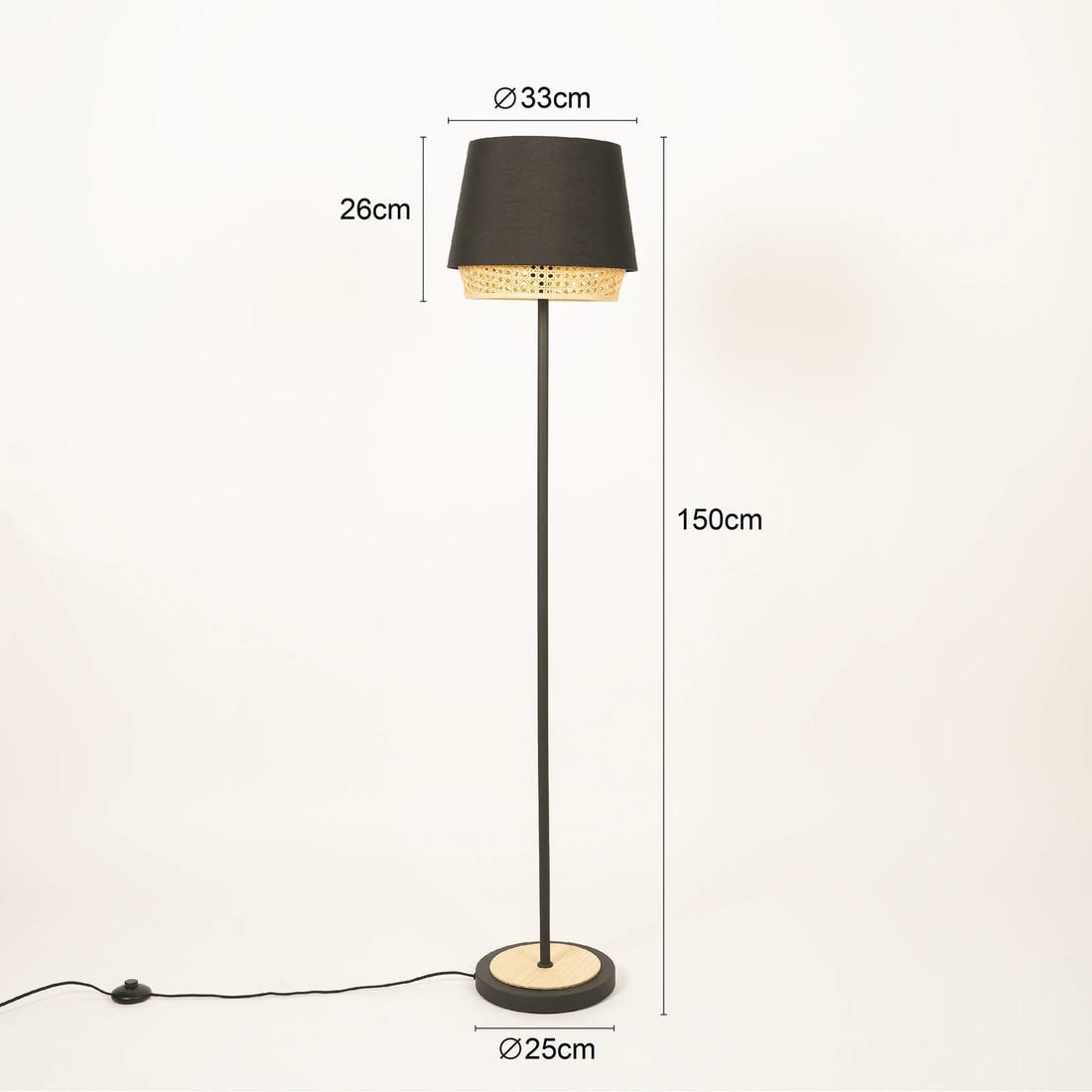 Lindby Ananya stojacia lampa zo železa a dreva