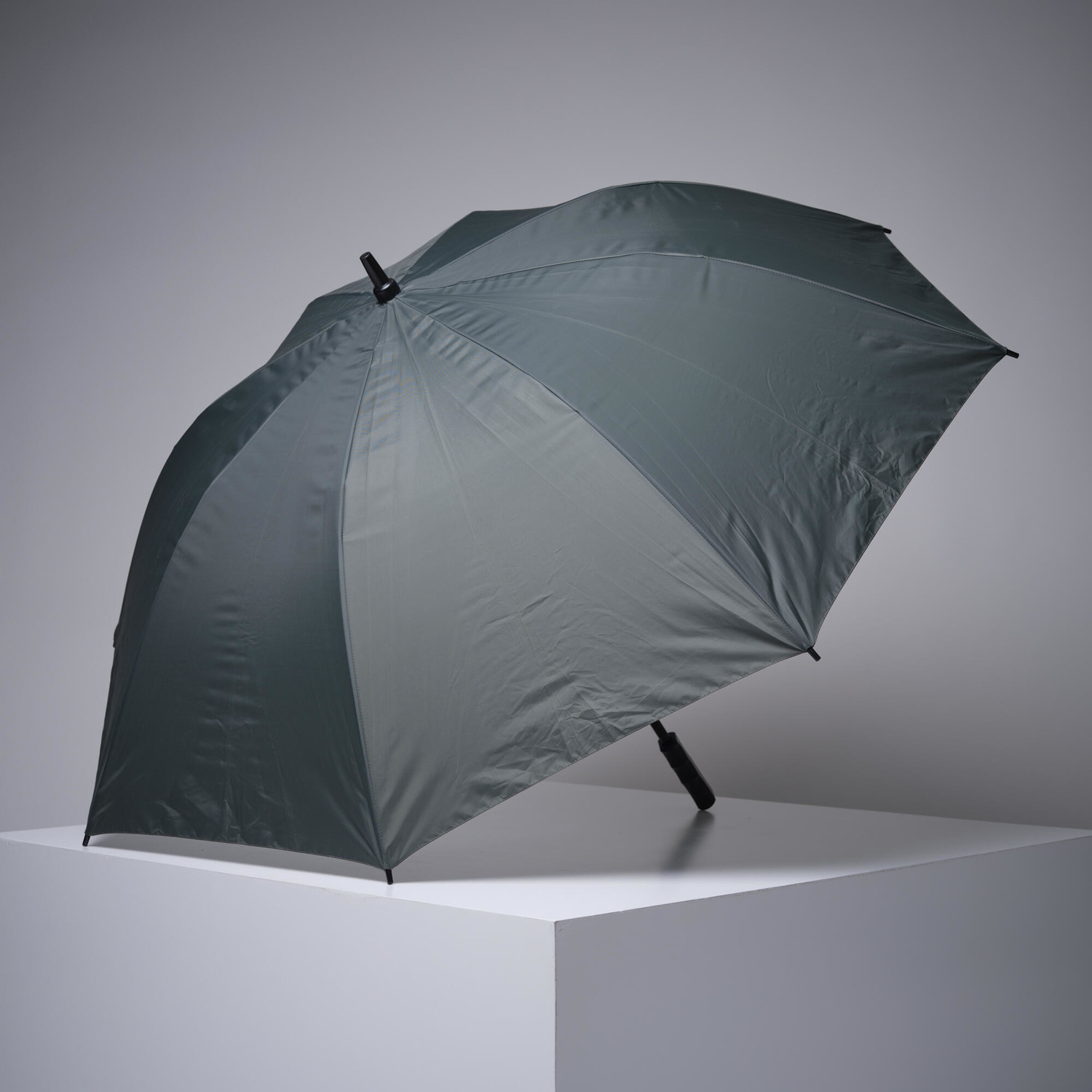 Odolný zelenoolivový dáždnik s priemerom 121 cm