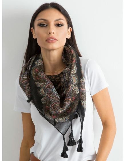 Čierny šál s potlačou a strapcami