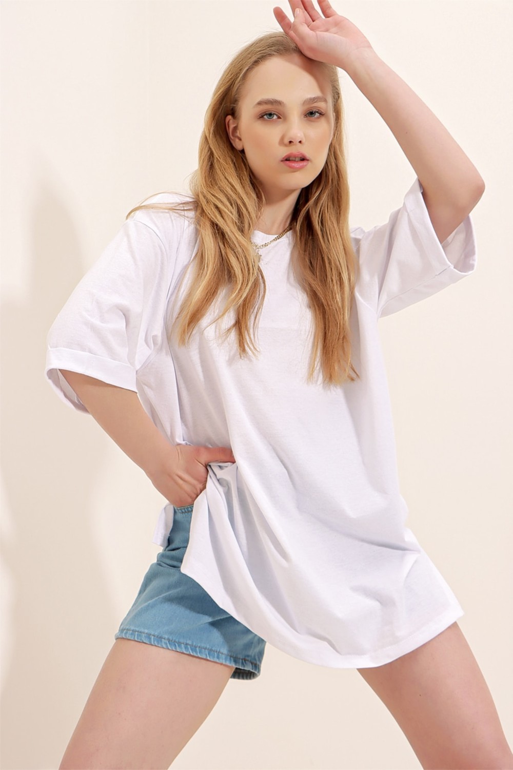 Trend Alaçatı Stili Women's White Crew Neck Double Sleeve Oversize Cotton Basic T-Shirt