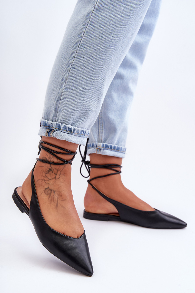 Čierne kožené viazané baleríny so špicatou špičkou - 36