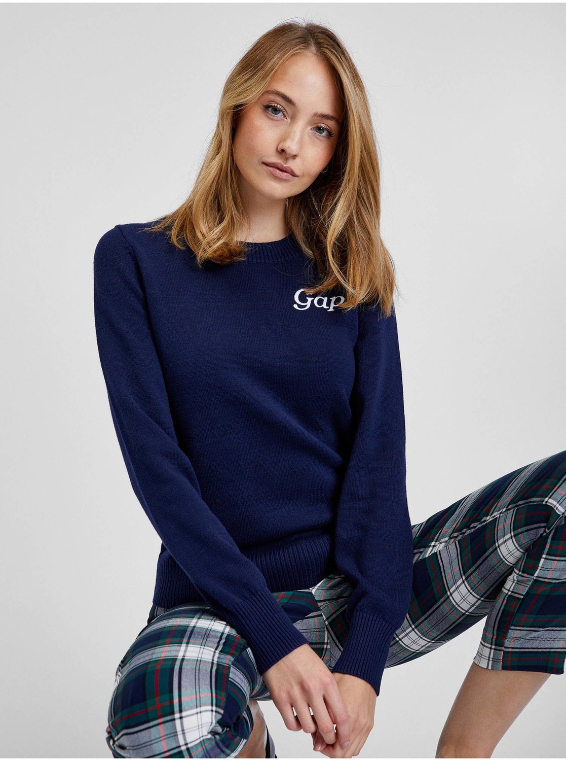 Tmavě modrý dámský svetr s logem GAP