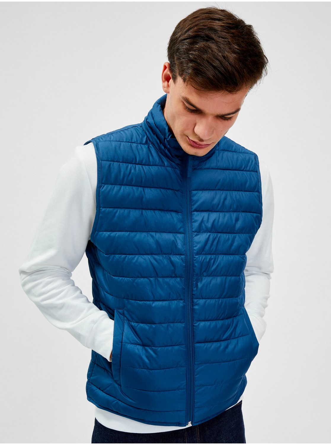 Modrá pánska prešívaná vesta GAP