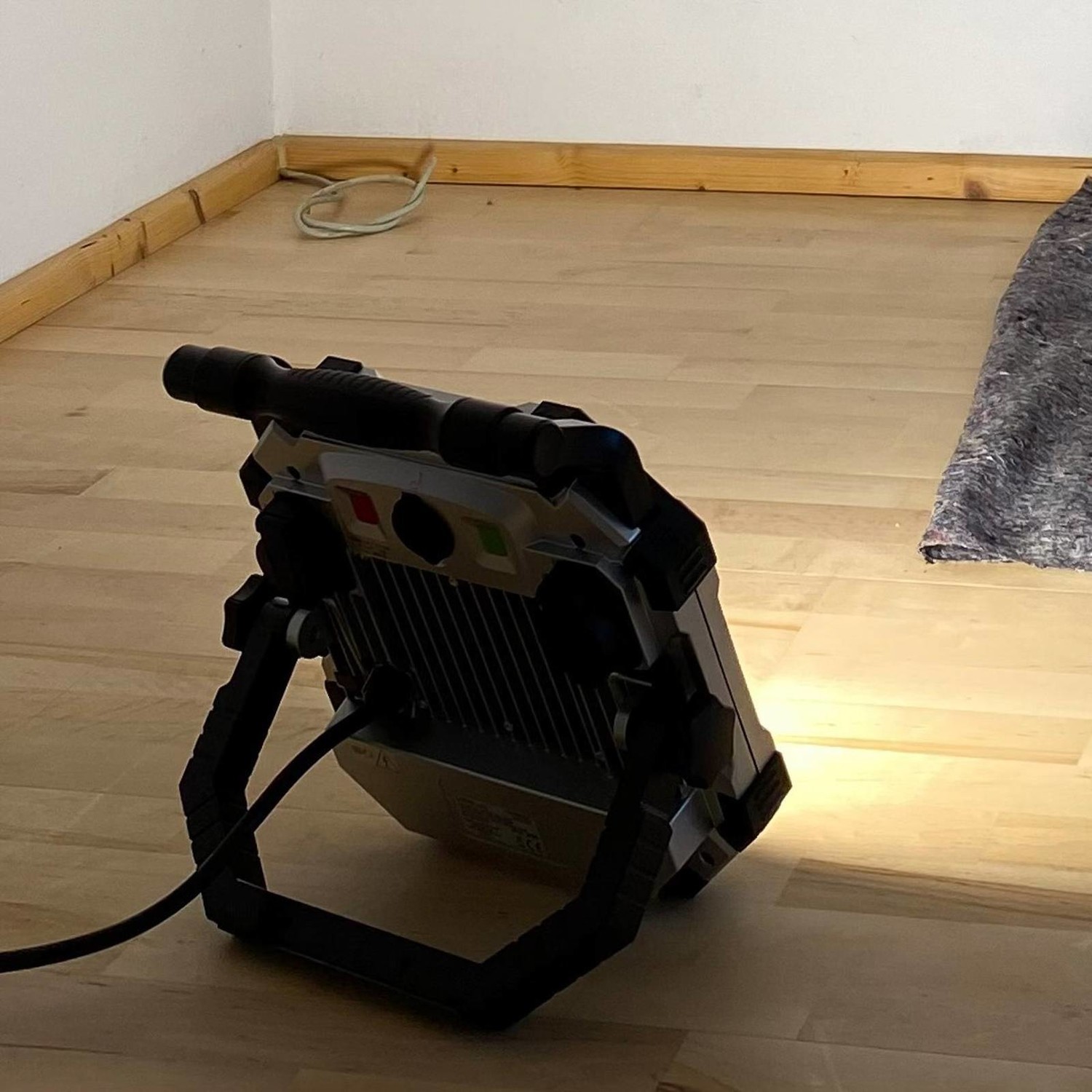 Pracovné LED svetlo Allach, stmievateľné 2 zásuvky