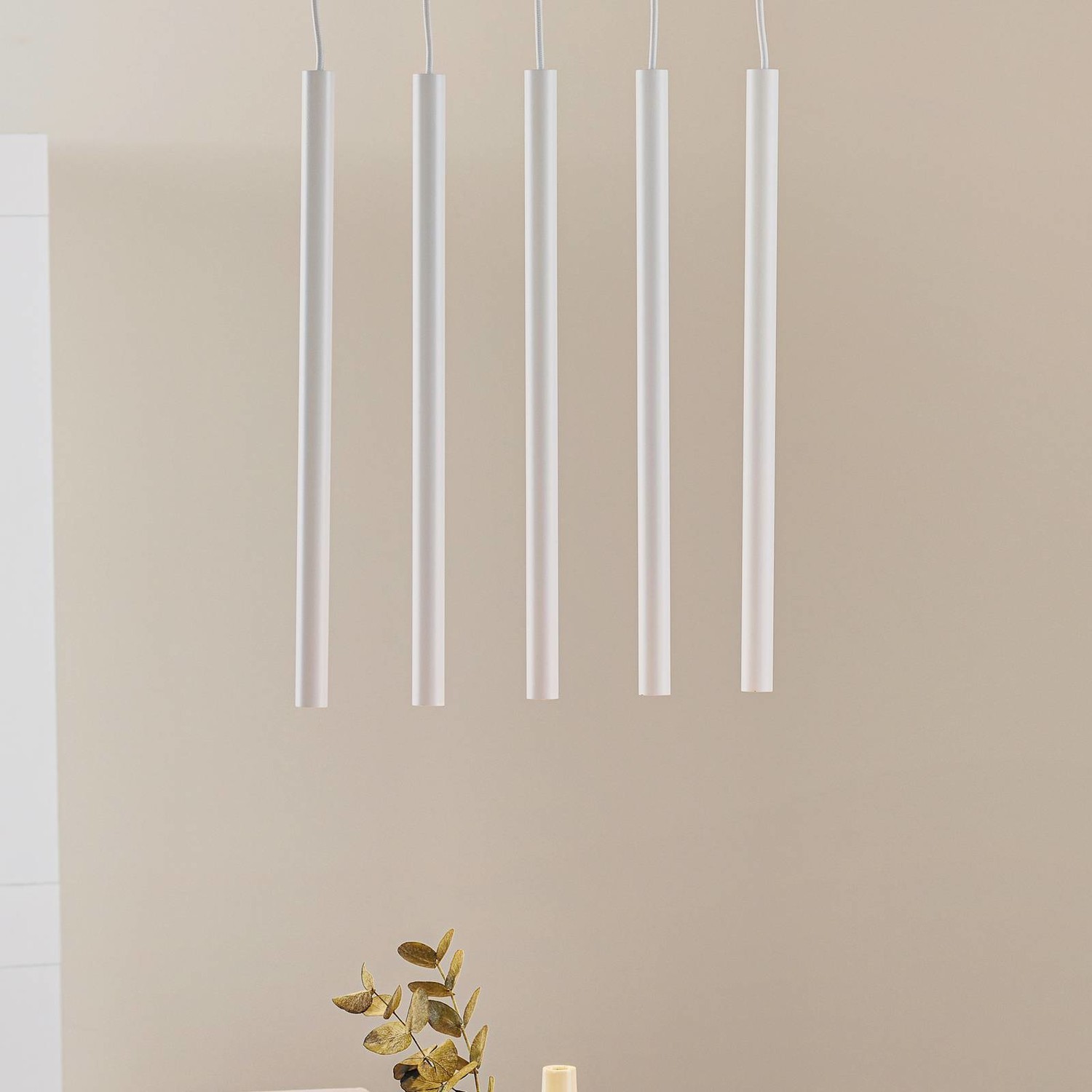 Závesná lampa Thin, biela, 5-plameňová, lineárna
