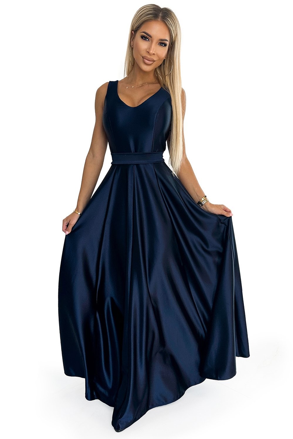 Long satin dress with a neckline and a bow Numoco