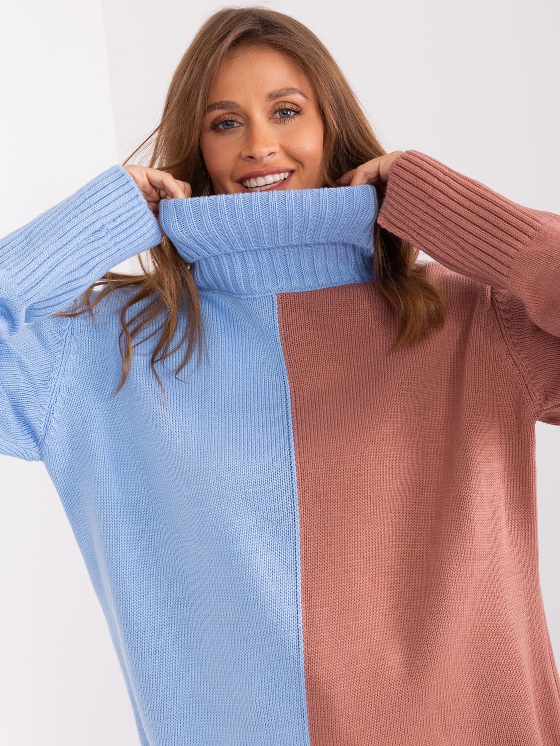 Blue and off-pink two-tone turtleneck