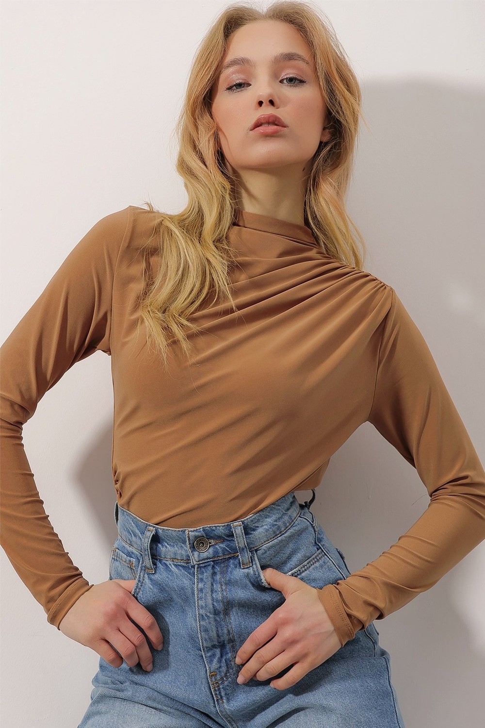 Trend Alaçatı Stili Women's Milk Brown Standing Collar Draped Shoulder Sandy Crop Blouse