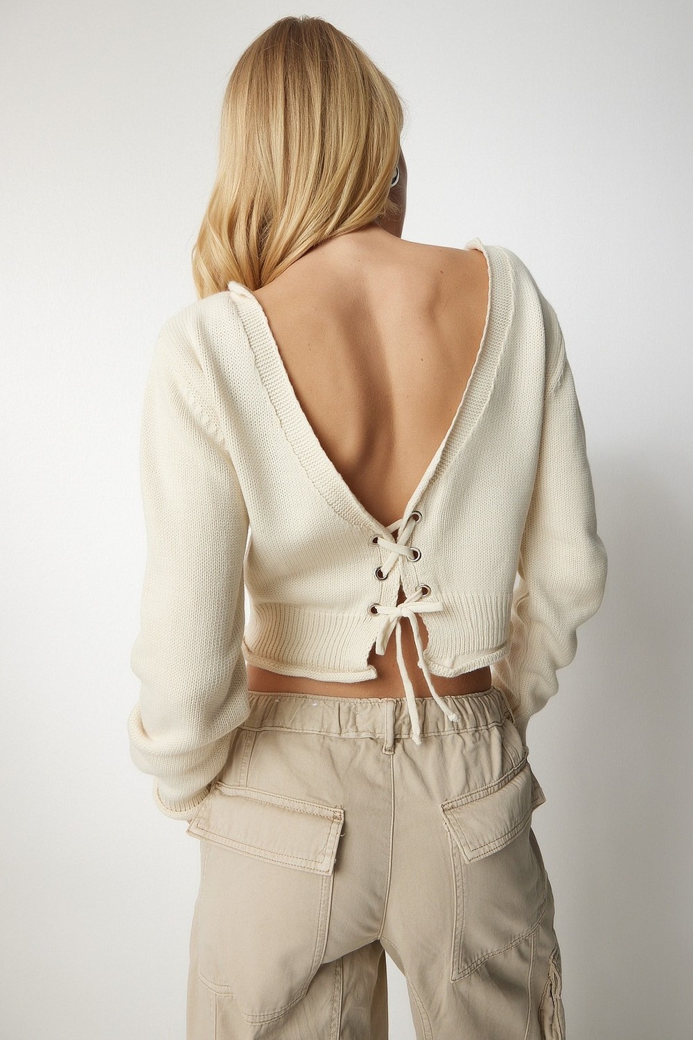 Happiness İstanbul Women's Cream Open Back Crop Knitwear Sweater