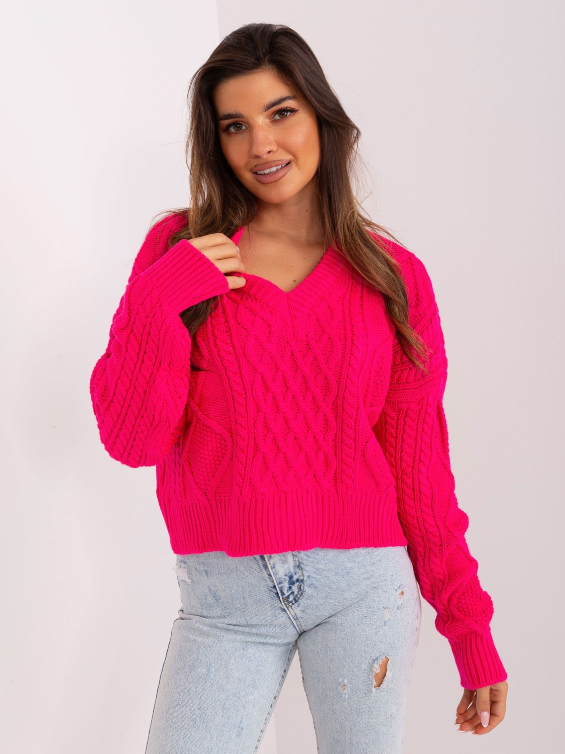 Short fuchsia sweater with cables