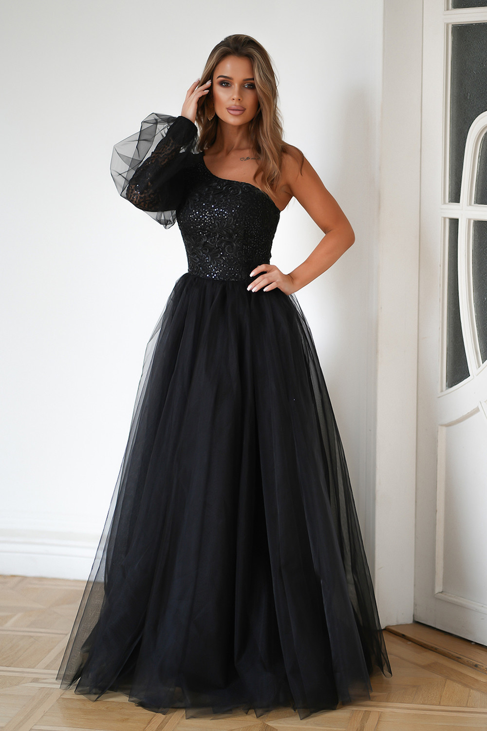 Čierne tylové šaty s krajkou Veľkosť: XS